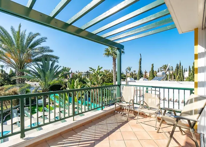 Villa Poseidon Gardens By Ezoria Larnaca